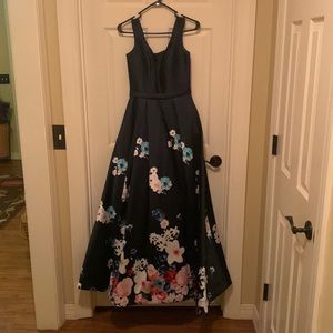 Women’s MacDuggal Dress, 2, navy blue floral with pockets. Pristine condition.